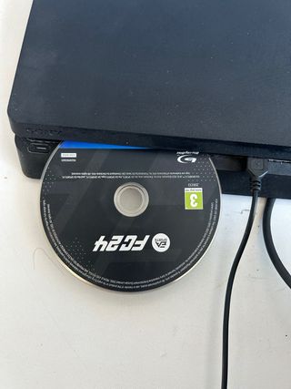 PS4 (PlayStation 4) + 4 Juegos + 2 Mandos