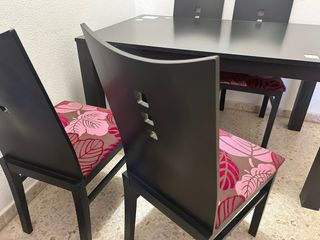conjunto de mesa con sillas y mesa de centro