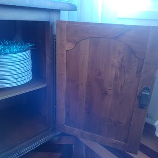 Vitrina de madera con puertas de cristal