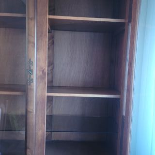Vitrina de madera con puertas de cristal