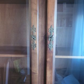 Vitrina de madera con puertas de cristal