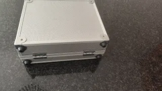 Maletín de aluminio plateado