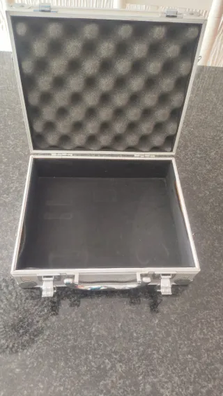 Maletín de aluminio plateado