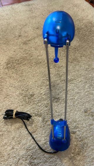 Lámpara de escritorio azul y plateada