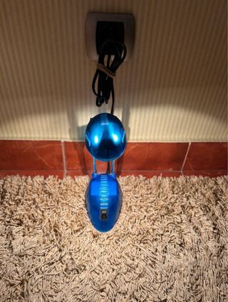 Lámpara de escritorio azul y plateada