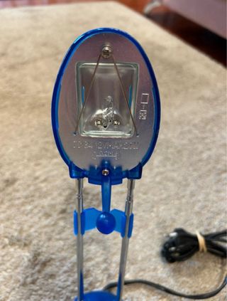 Lámpara de escritorio azul y plateada
