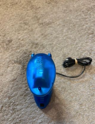 Lámpara de escritorio azul y plateada