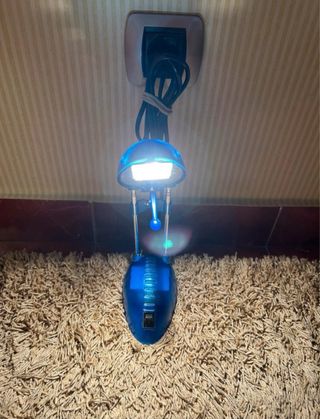 Lámpara de escritorio azul y plateada