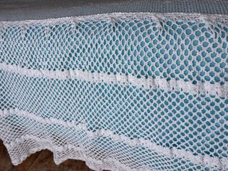 Colcha de casal em renda feita à máquina