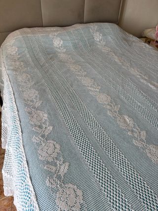 Colcha de casal em renda feita à máquina