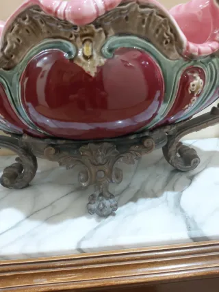 Centro de mesa antiguo rosa y burdeos, figuras bro