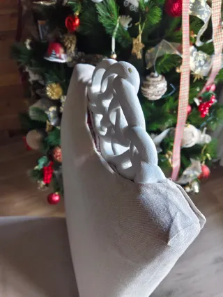 Silla de comedor beige y blanca