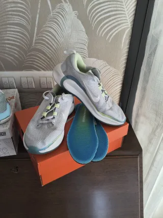 2 pares deportivas niño Munich y Nike T36