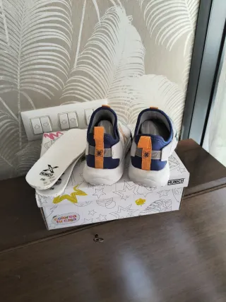 2 pares deportivas niño Munich y Nike T36