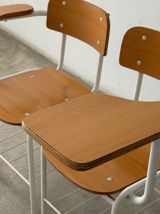 Sillas de madera y metal tipo colegio