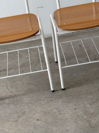 Sillas de madera y metal tipo colegio