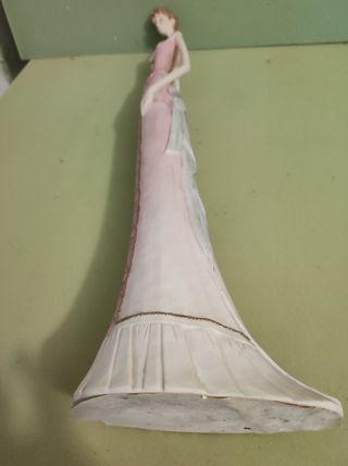 Figura de mujer de resina de 56 cm. de alta.
