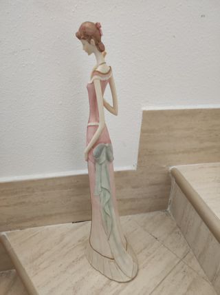 Figura de mujer de resina de 56 cm. de alta.
