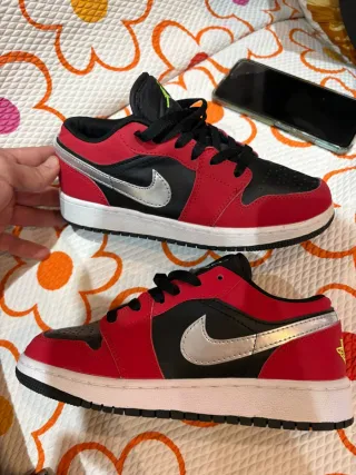 Zapatillas Jordan niño negras y rojas