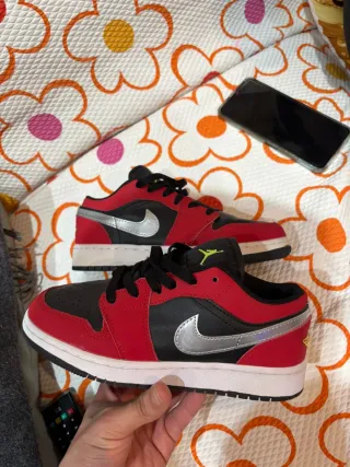 Zapatillas Jordan niño negras y rojas