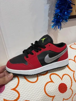 Zapatillas Jordan niño negras y rojas