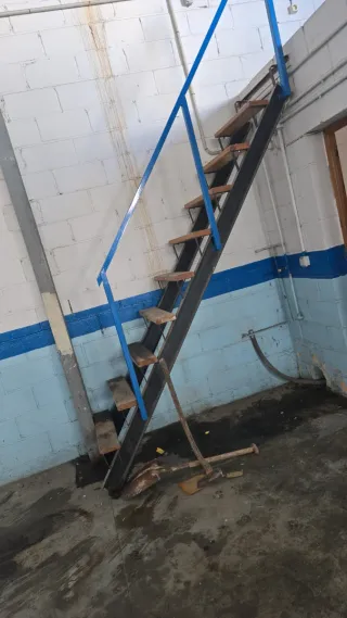 Escaleras metálicas con peldaños de madera