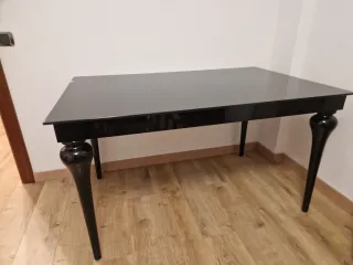 Mesa comedor con patas de madera y tabla de vidrio
