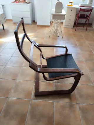 Conjunto Sillón de madera Ikea y reposapiés ikea