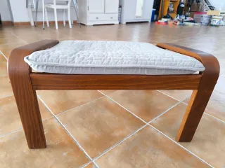 Conjunto Sillón de madera Ikea y reposapiés ikea