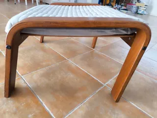 Conjunto Sillón de madera Ikea y reposapiés ikea