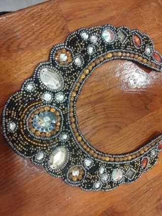 Precioso collar bisutería negro y dorado