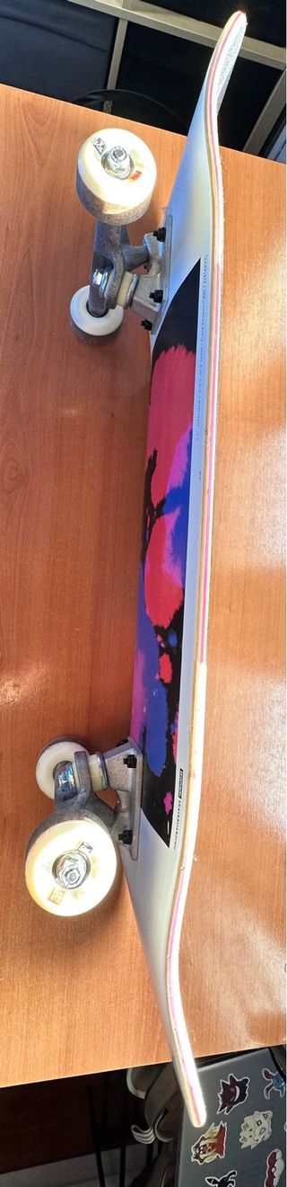 Monopatín con diseño abstracto