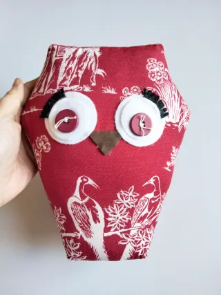 Gufo fermaporta in stoffa rosso e bianco