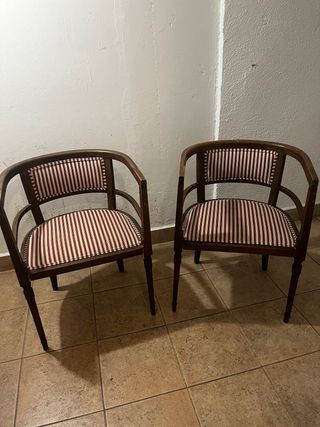 Sillas antiguas de madera y tela