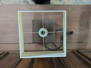 Lámpara de mesa lacada con pantalla blanca