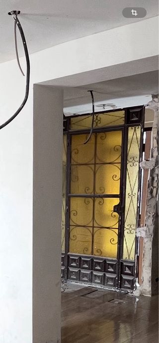 Rejas de hierro y puerta interior