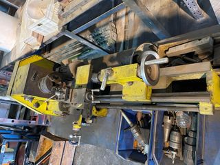 Torno de metal amarillo