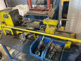 Torno de metal amarillo