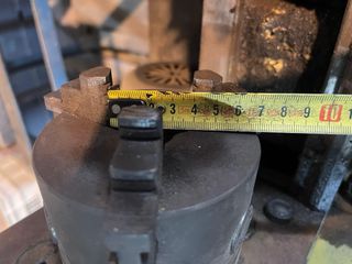 Torno de metal amarillo