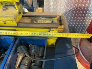 Torno de metal amarillo