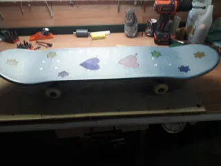 Monopatín con diseño de corazones