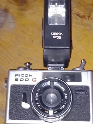 Cámara Yashica Plata con Flash