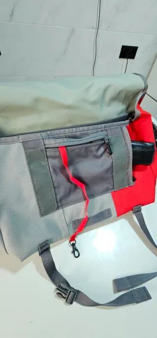 Bolso Timbuk2 Unisex Gris y Rojo