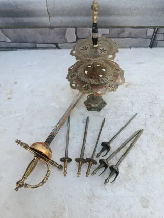 Antiguo juego espadas decorativas