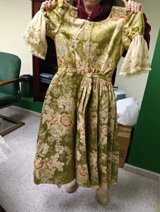 Traje de Fallera con zapatos. Para 16 años aproxim