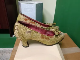 Traje de Fallera con zapatos. Para 16 años aproxim