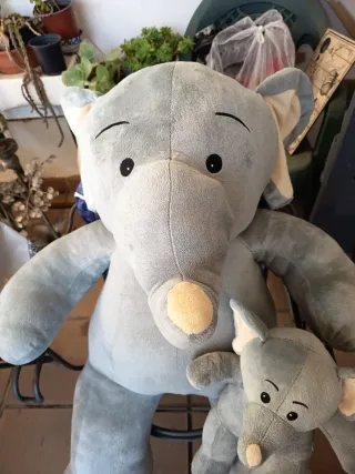 Peluche elefante grande y pequeño.