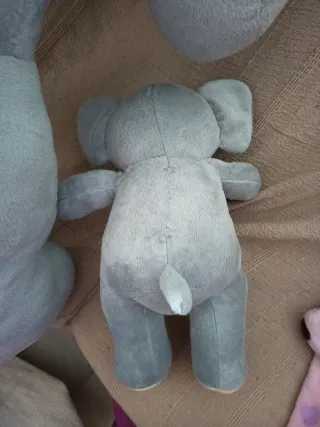 Peluche elefante grande y pequeño.