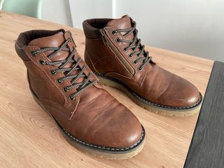 Botines marrones con cremallera y cordones