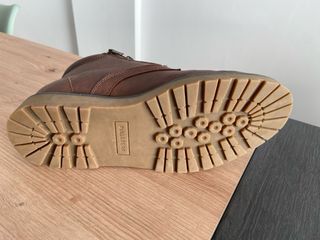 Botines marrones con cremallera y cordones